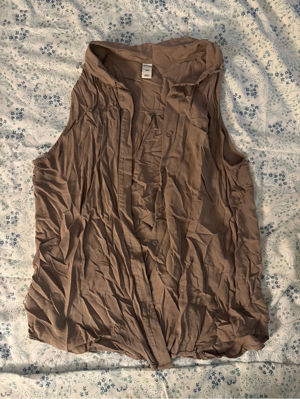 Old Navy Sleeveless Button-Front Blouse in Taupe Brown